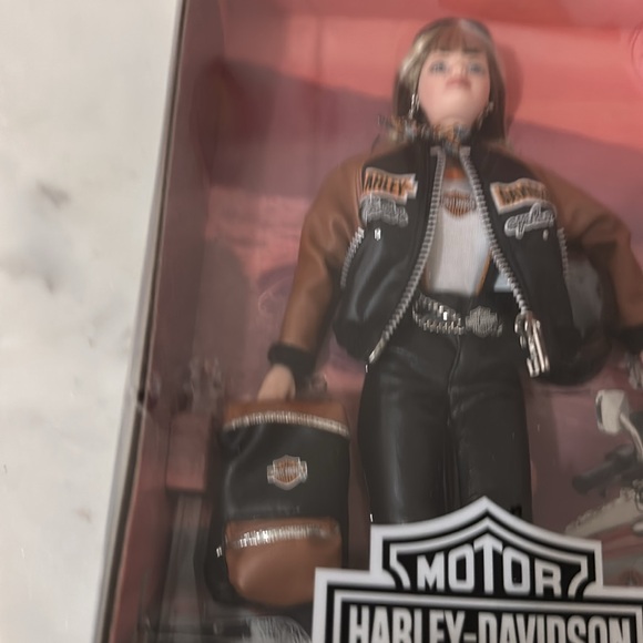 1999 MATTEL HARLEY DAVIDSON MOTORCYCLES COLLECTOR EDITION BARBIE DOLL 25637 - Picture 11 of 12